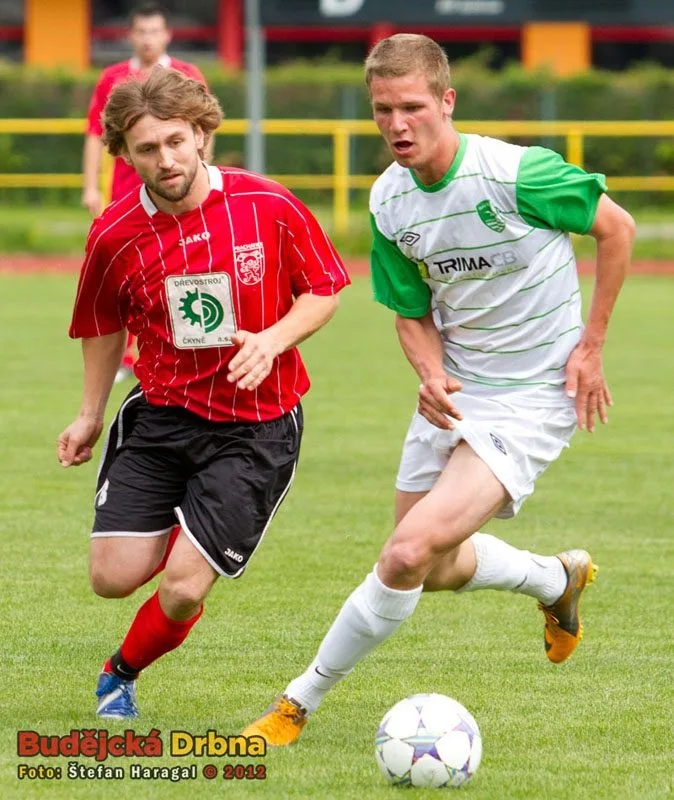 Prachatický Šicner (vlevo) v běžeckém souboji s Píšou