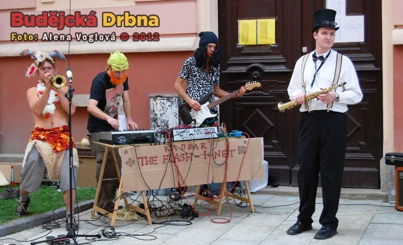 Kabaret Kajbar hrál naproti Singru