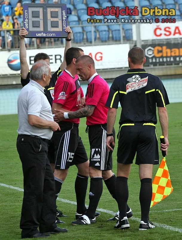 Řepka opouští hřiště, na plac jde Riegel