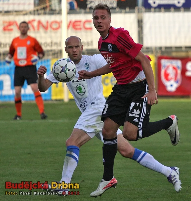 Střelec jediného gólu utkání František Němec před Petrem Johanou