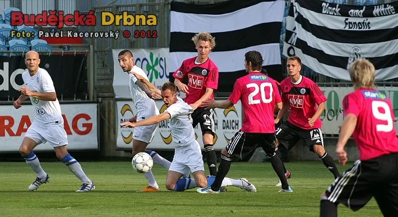 Závar před brankou Dynama, po zákroku Pavla Nováka padá Jasmin Ščuk