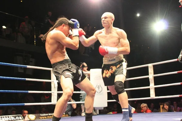 Jevgenij Mahtenko vítězí v Muay Thai nad Holanďanem