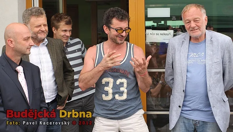 Ondřej Vetchý s Luďkem Sobotou, vlevo starosta Roudného Gustav Had se zástupcem ředitele Jaderné elektrárny Temelín Antonínem Ješátkem