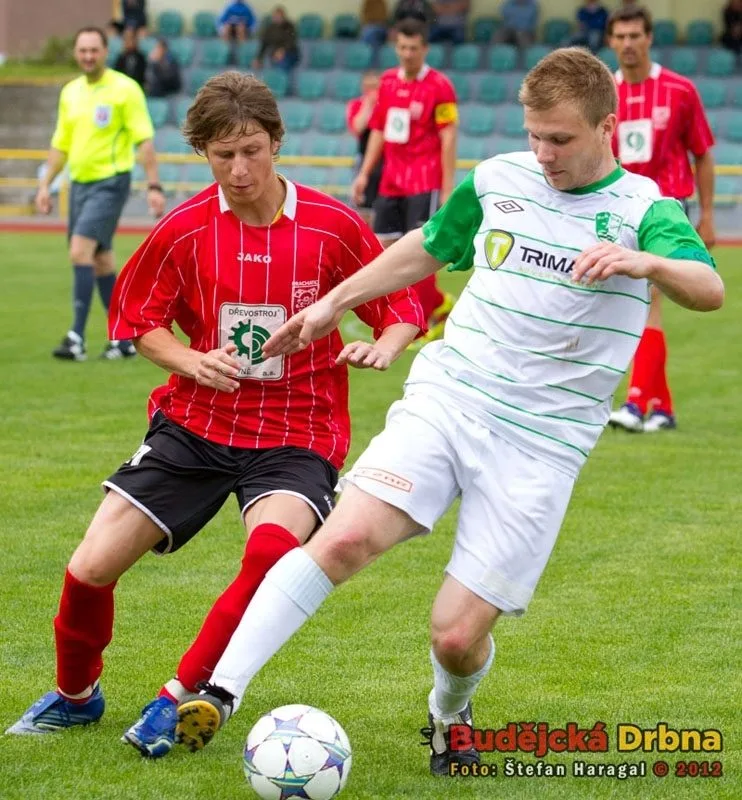 Největší šanci Roudného měl v první půli zápasu proti Dražicím kapitán Libor Matoušek (vpravo)