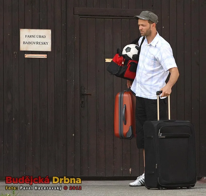 Farář Lukáš Langmajer přijel před faru