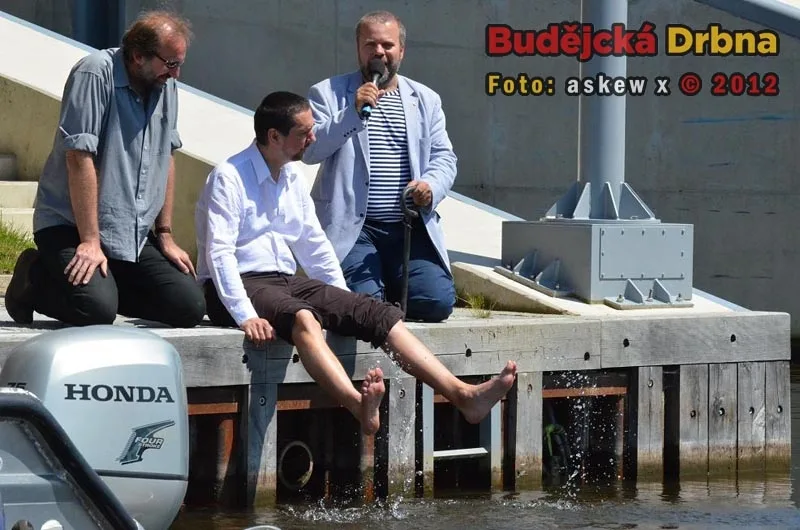 Primátor Českých Budějovic Juraj Thoma při odemykání Vltavy hravě cákal bosýma nohama ve třináctistupňové vodě