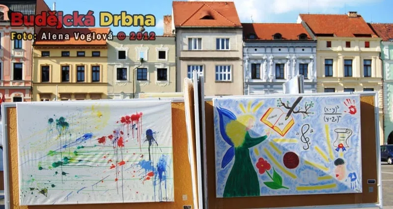 Obrazy barevně ladí s náměstím