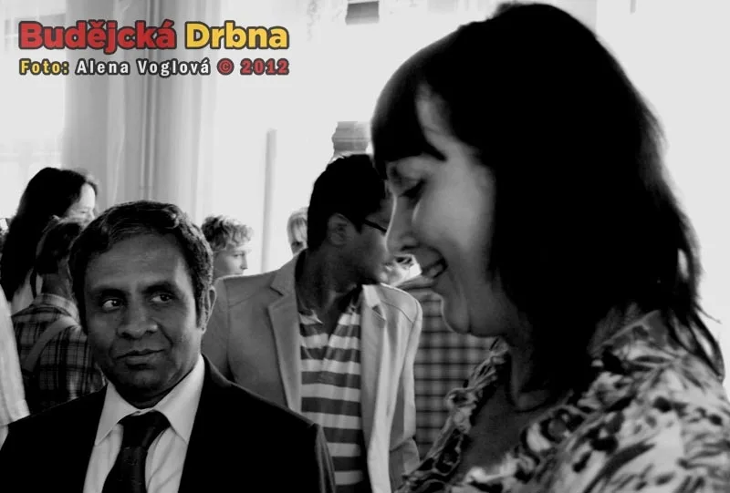 Vedoucí britského centra Ivana Šamalíková a indický velvyslanec Venkatesan Ashok