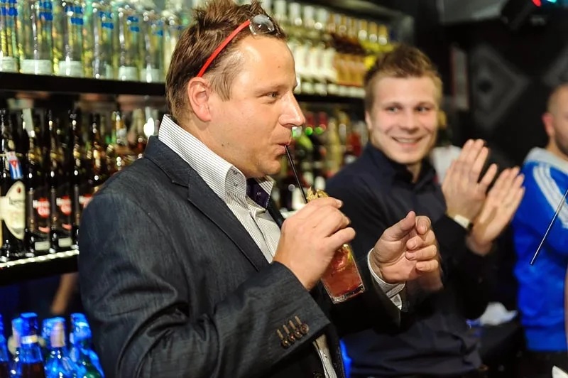 Majitel Paradoxu Miroslav Řehoř křtí nový cocktail, v pozadí autor projektu Budějcká Drbna Libor Matoušek mladší