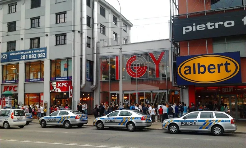 IGY centrum při evakuaci. Snímek byl pořízen kolem 19.40 hodin