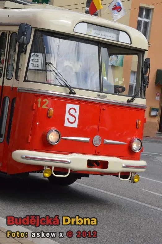 Po Budějcích na Den dětí jezdil starý trolejbus Škoda 9Tr a autobus Škoda 706 RTO