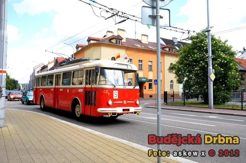 Po Budějcích na Den dětí jezdil starý trolejbus Škoda 9Tr a autobus Škoda 706 RTO