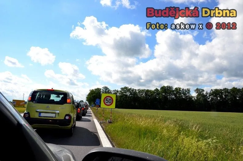 Silnice z Budějc na Hlubokou je uzavřena. Jaká je dopravní situace na objížďkách?