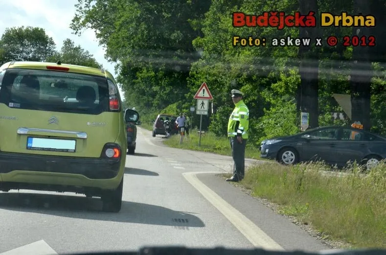 Silnice z Budějc na Hlubokou je uzavřena. Jaká je dopravní situace na objížďkách?