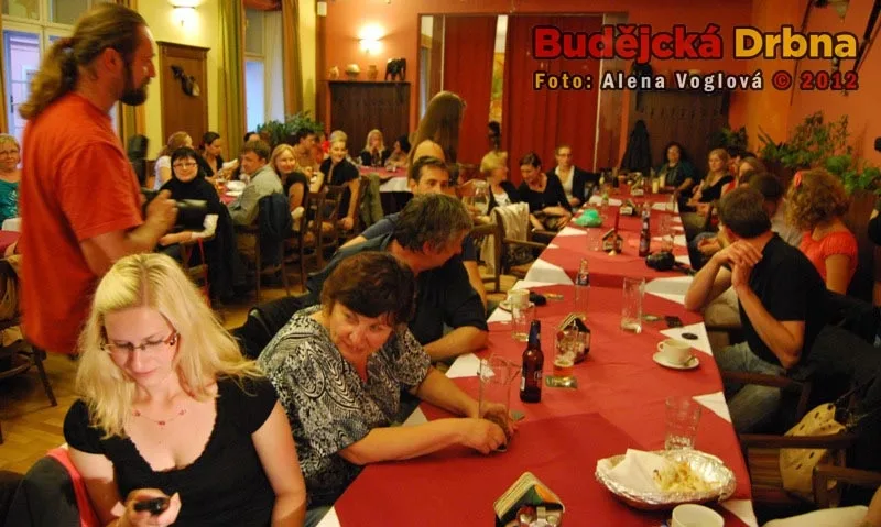 Velká místnost Indické restaurace byla opět plná