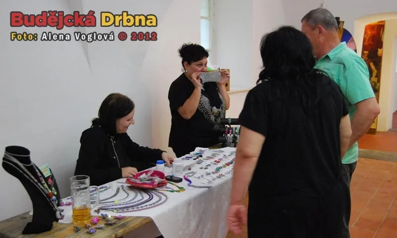 Andrea Váchová se se svými šperky z kroužků ukryla do muzea