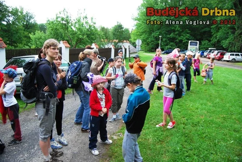 Skupina dětí čekajících na projížďku