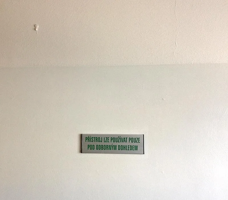 Přístroj lze používat pouze pod odborným dohledem