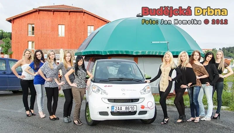 Finalistky soutěže Maturantka Roku 2012 s elektromobilem od společnosti E.ON