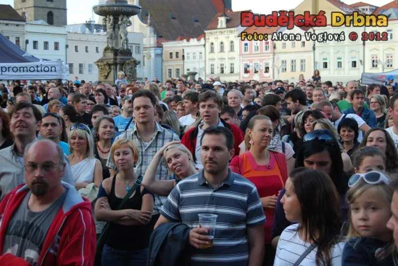 Koncert Monkey Bussines přilákal Budějčáky do víru města