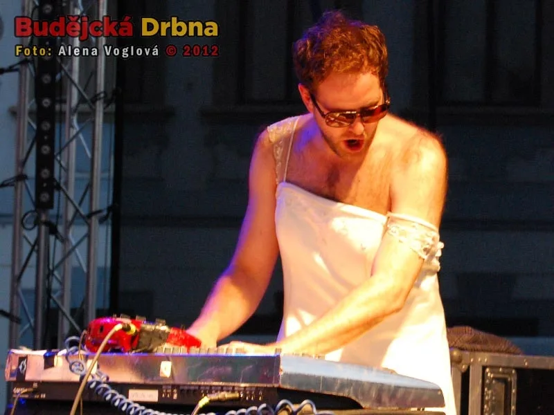 Ondřej Brousek během hraní poodhalil rameno