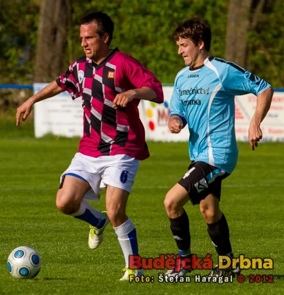 V dresu Hluboké na jaře působil i exligista Martin Vozábal (vlevo)