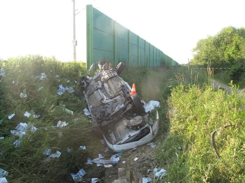 Následky nedělního střetu rychlíku z Rakouska s osobním vozidlem Ford Mondeo v Rožnově