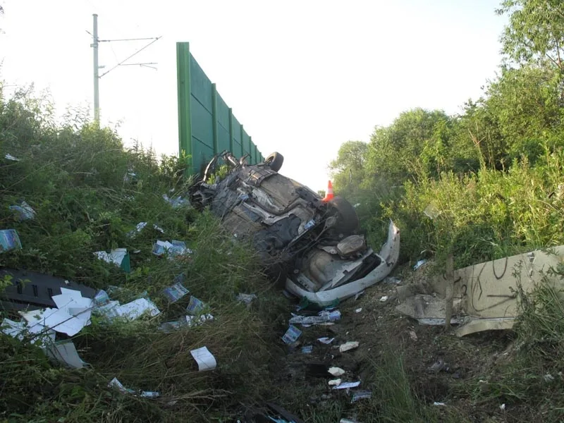 Následky nedělního střetu rychlíku z Rakouska s osobním vozidlem Ford Mondeo v Rožnově