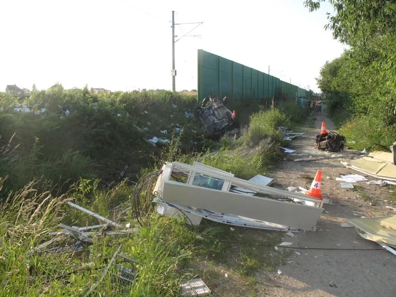 Následky nedělního střetu rychlíku z Rakouska s osobním vozidlem Ford Mondeo v Rožnově