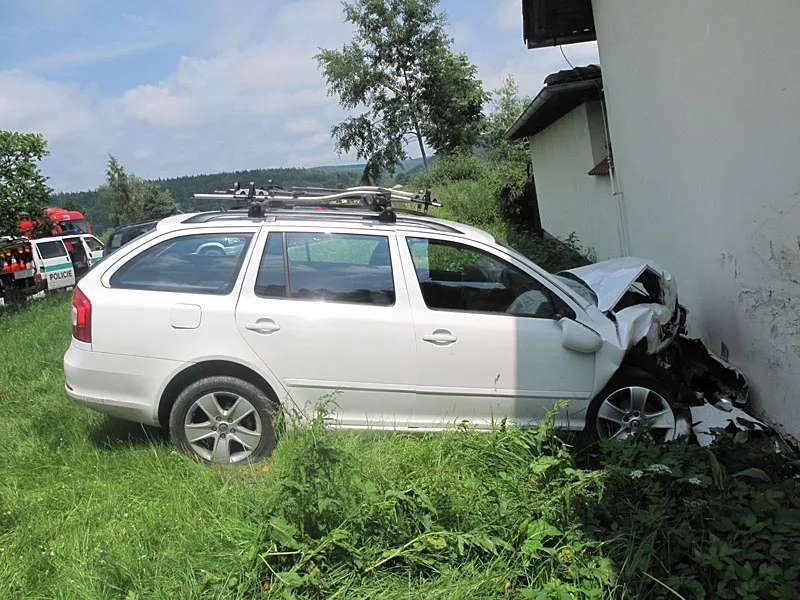 Škoda Octavia narazila na Hluboké do domu