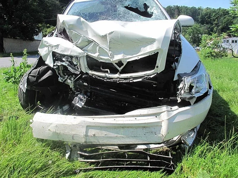 Škoda Octavia narazila na Hluboké do domu