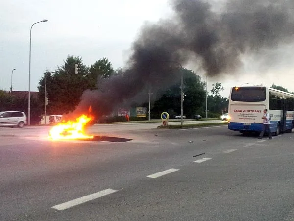 Hořící motorka po střetu s automobilem