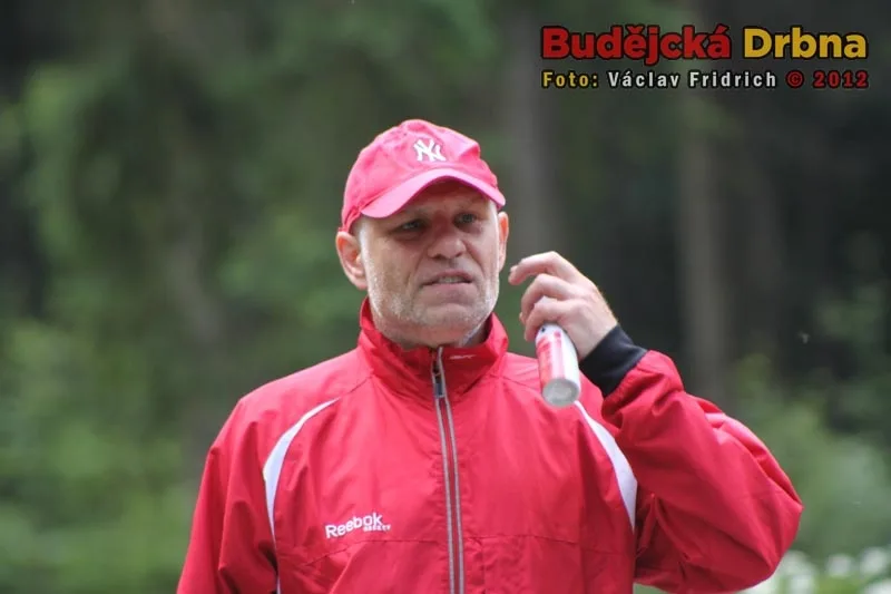 Trenér Peter Draisaitl sleduje výkony svých svěřenců
