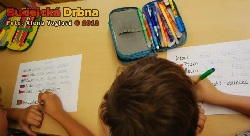 Dva v lavici a každý píše jiným písmem
