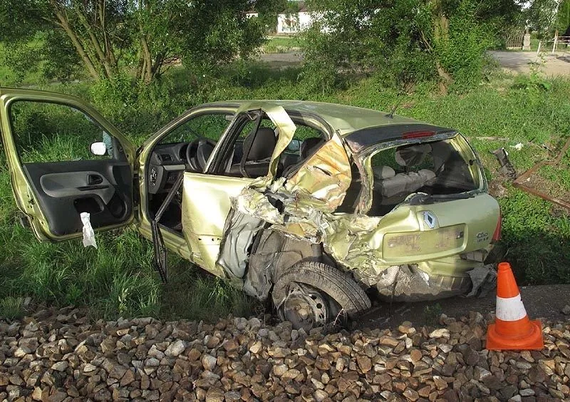 Renault Clio srazil vlak