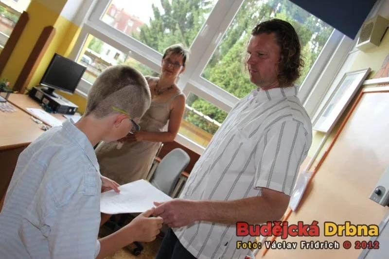 Hráči a členové realizačního týmu HC Mountfield předávali na ZŠ Grünwaldova vysvědčení