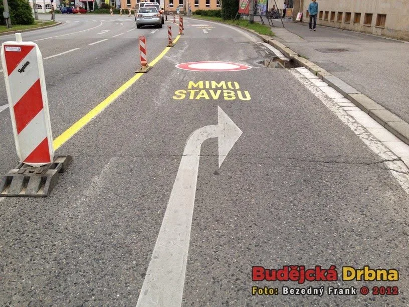 Do Žižkovy ulice můžou jen vozidla stavby
