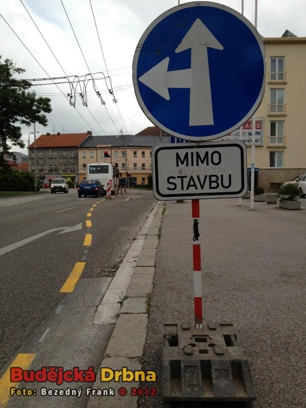 Před DK Metropol