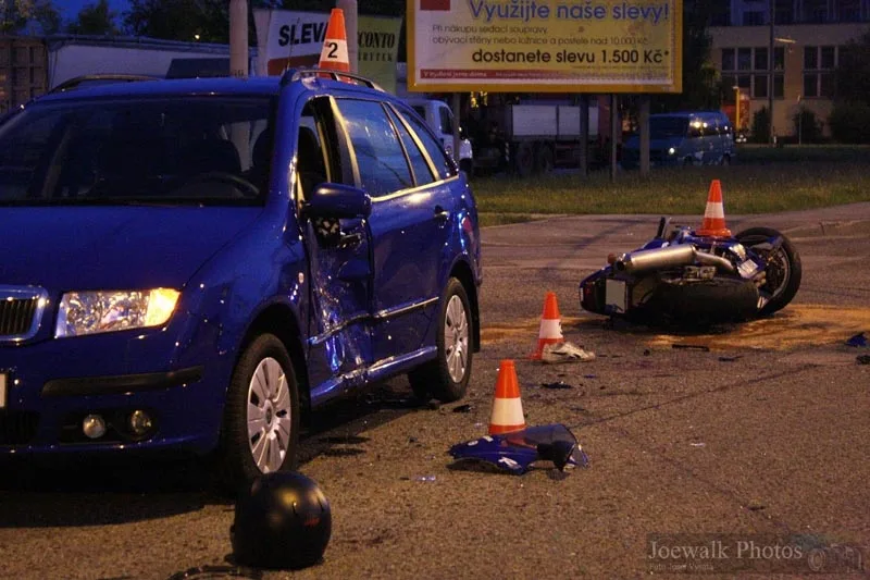 Střet motocyklu Yamaha s osobním automobilem Škoda Fabia