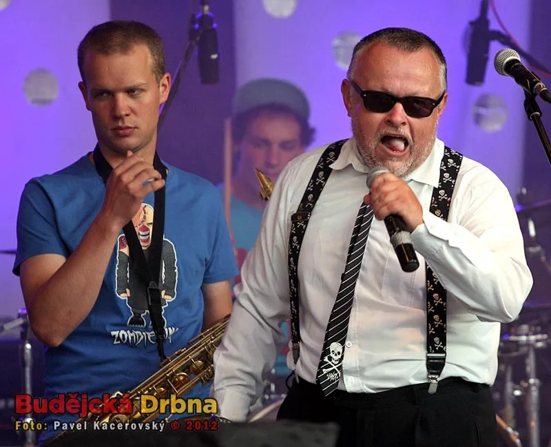 Předskokani Doktor P.P. Na snímku zpěvák Petr Pečený