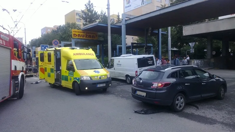 V Budějcích srazilo auto ženu, která vedla kolo