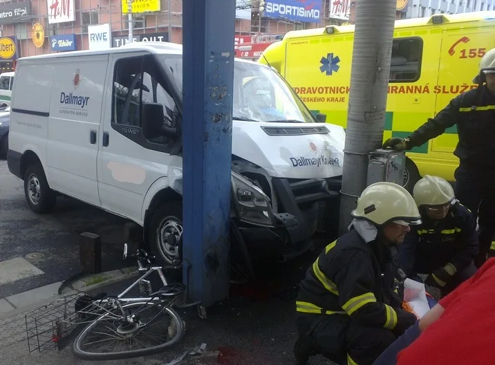 V Budějcích srazilo auto ženu, která vedla kolo