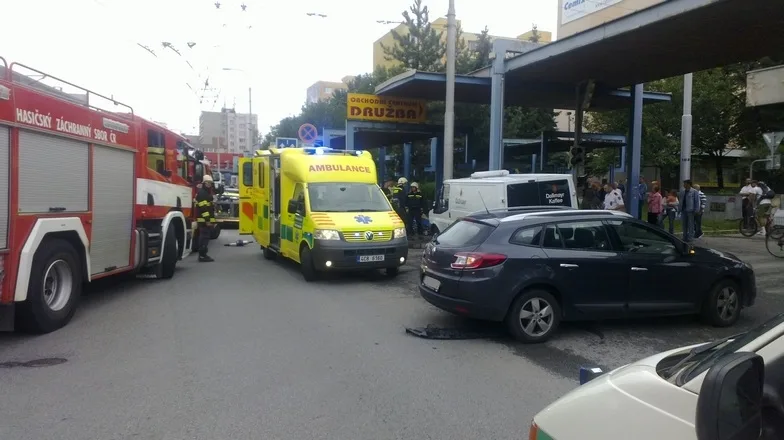 V Budějcích srazilo auto ženu, která vedla kolo