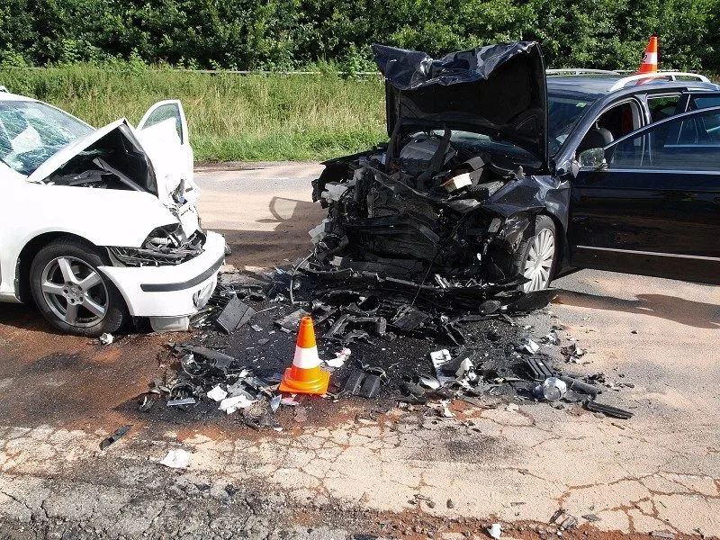 Při čelní srážce dvou aut na jihu Čech se zranilo deset lidí
