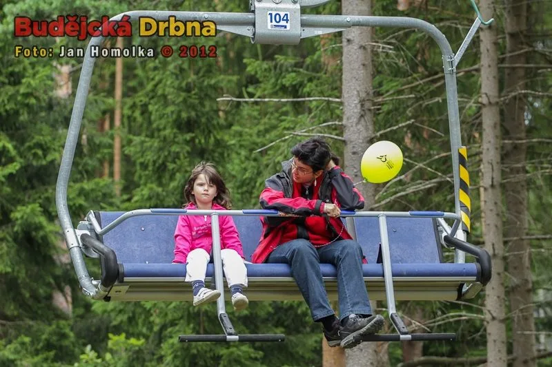 Na vrchol se dá dostat jak lanovkou, tak autobusem