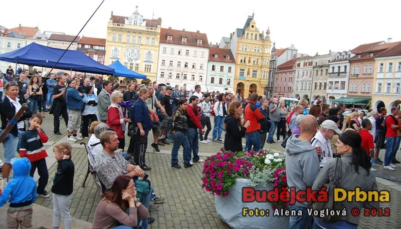 Posluchačů příjemné muziky se na náměstí sešlo poměrně dost