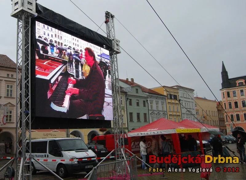 Umělci byli promítáni na velké obrazovce