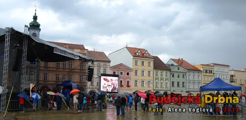 Vydatný déšť vyhnal většinu lidí z náměstí, ale festival i přesto pokračoval dále
