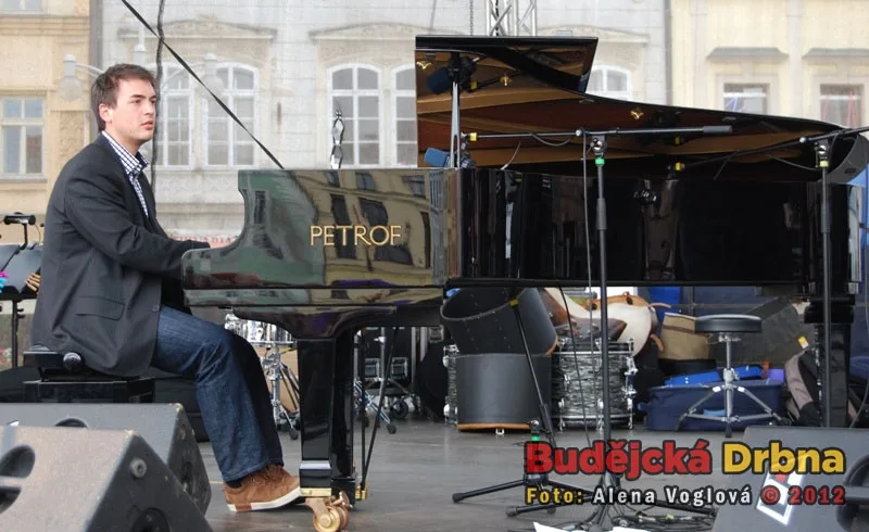 Za pianem usedl Max Mäckel