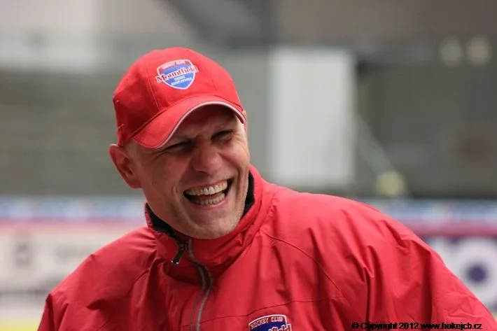 Sranda nesmí chybět! Ani na prvním tréninku sezony, své o tom ví trenér Peter Draisaitl